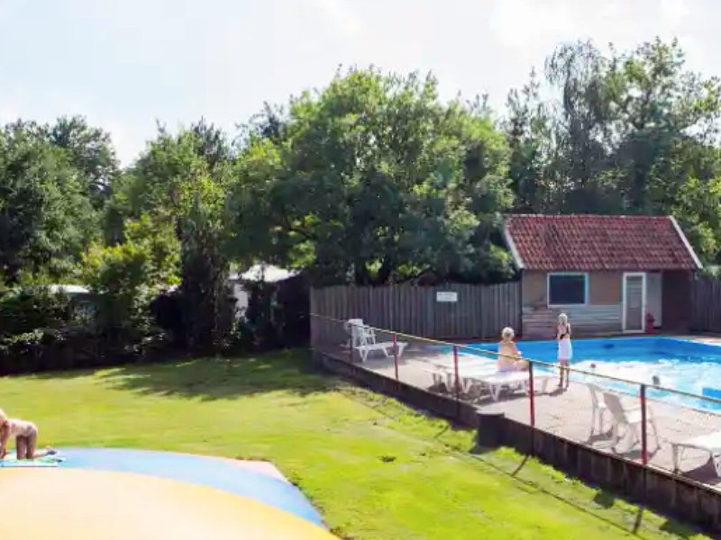 Airbubbel trampoline en het gezellige zwembad bij camping de Haer in Twente.