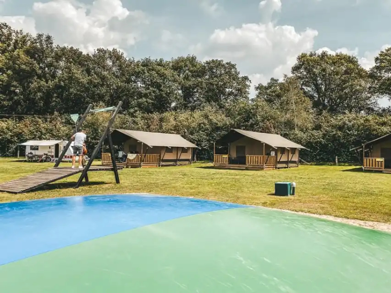 Trampoline bij de tenten op camping de mosbeek