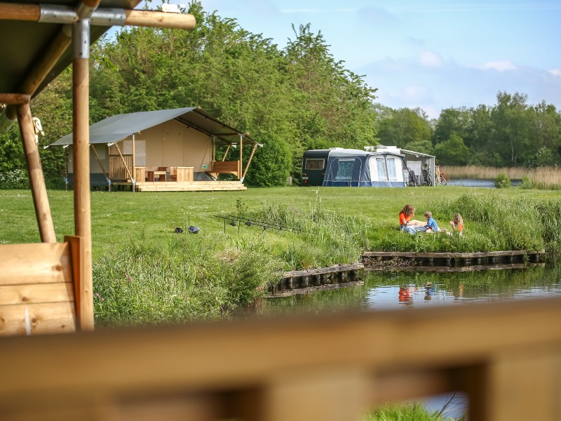 Vodatenten aan het water op camping de Kleine Wielen in Friesland