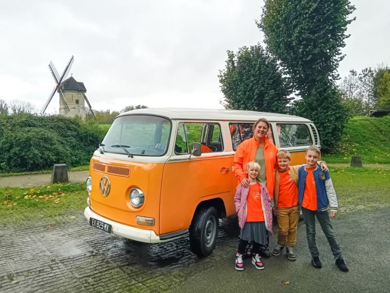 Emma en haar gezin tijdens een tour met een oldtimer busje via Les Belles Échappées