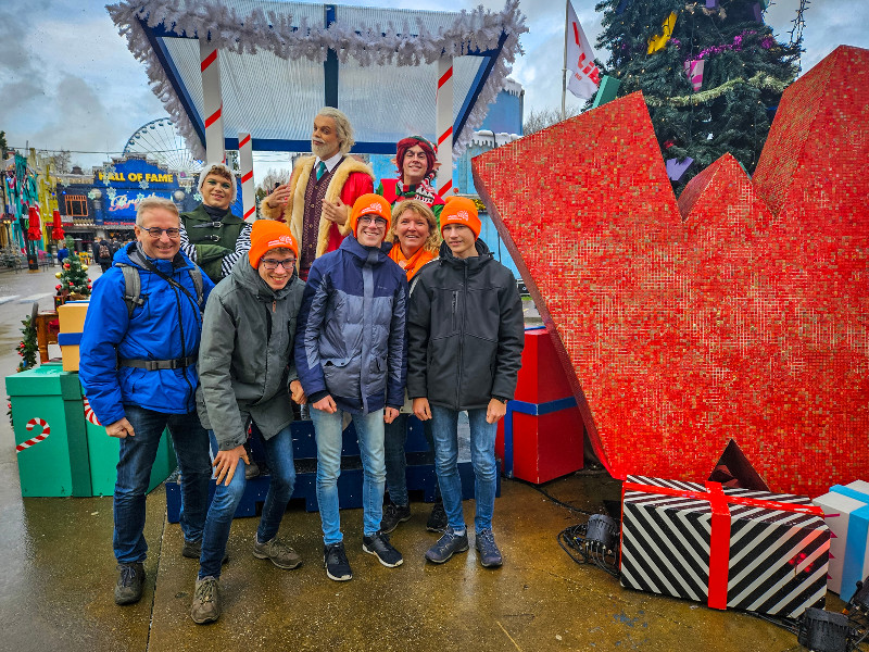 Op de foto in Walibi met de kerstman en de elfjes