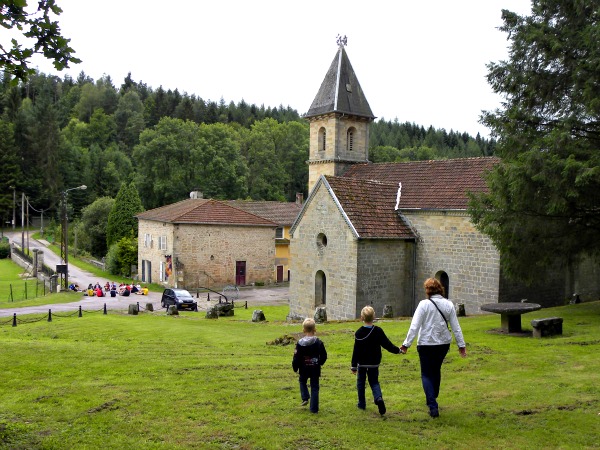 Wandelen door bossen en langs een oud klooster