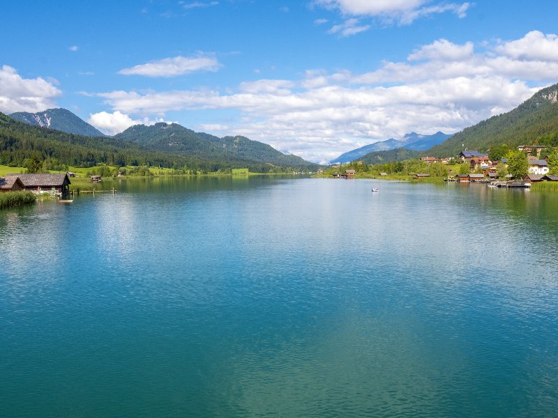 Het uitgestrekte meer de Weissensee in Karinthië