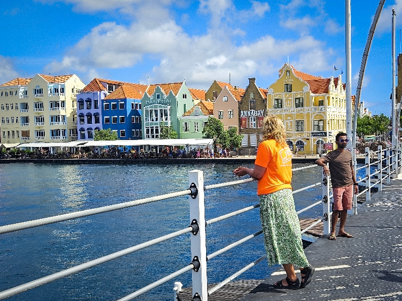 Sabine op de pontjesbrug in Willemstad