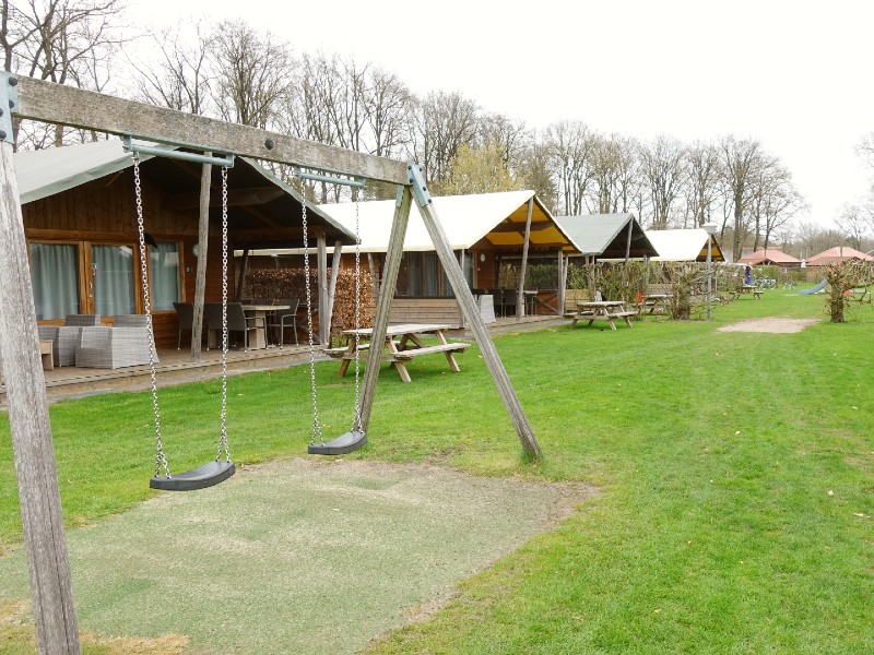 Schommel op het lodgeveld