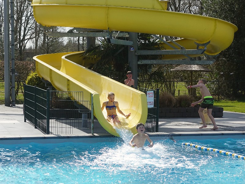 Fun op de waterglijbaan van Camping de Kleine Wolf