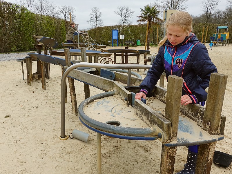 Lara en Duuk spelen bij de waterspeelplaats