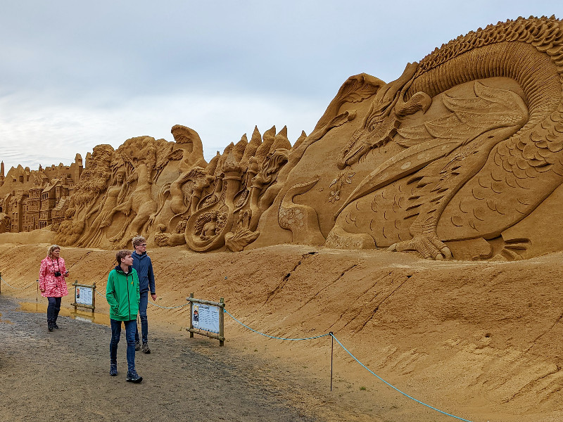 Zandsculpturen kijken in Sondervig