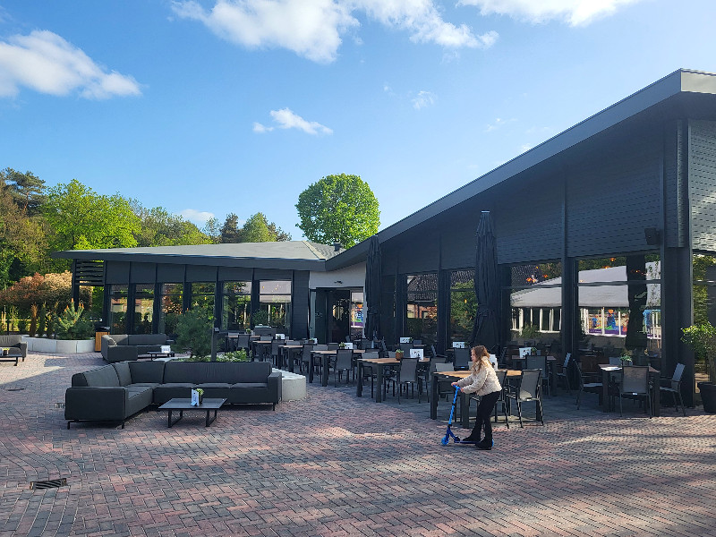 Het terras van het restaurant van de Zandstuve