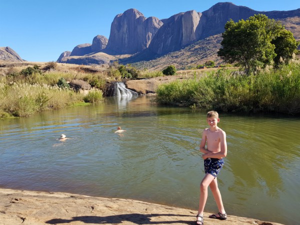 Zeb poseert voor hij een duik neemt op deze prachtige zwemplek in Madagascar