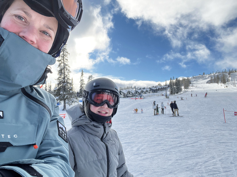 Barbara en Lara op wintersport in Zweden