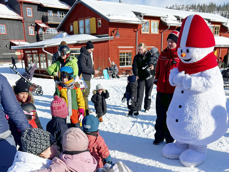 Mascotte Valle vermaakt de kinderen