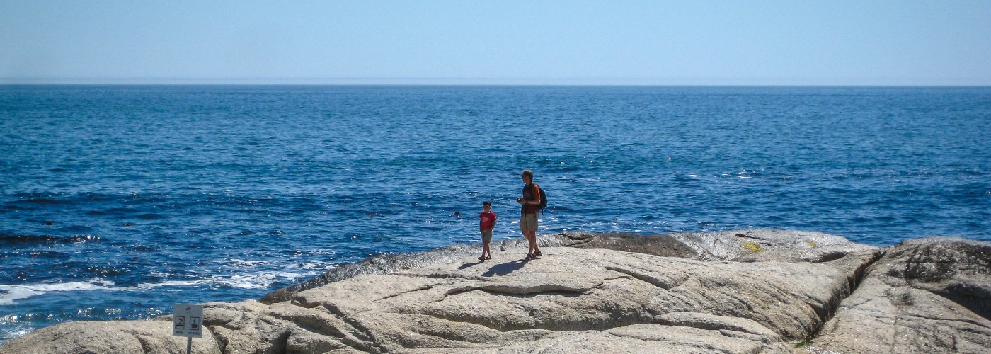 Mijn man en onze zoon tijdens een rondreis door Zuid Afrika, hier aan de kust